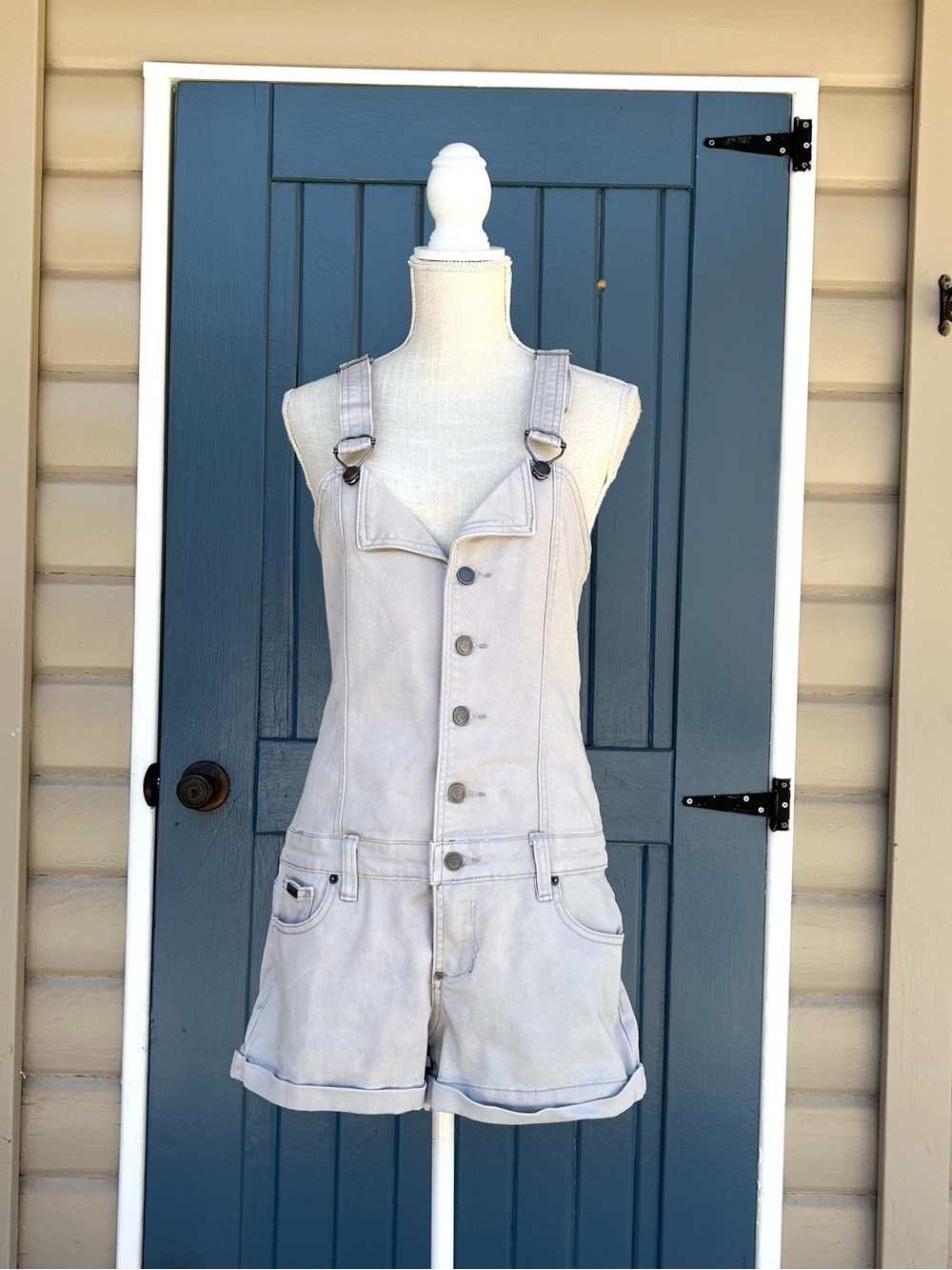 Y2K Luxurie overalls with adjustable straps and pockets. Size: XL